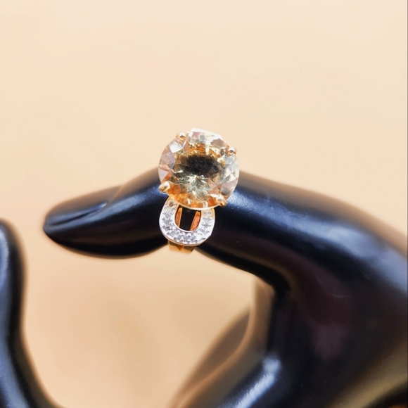 Ladies Ring - Picture 1 of 4